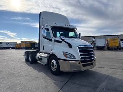 Freightliner Cascadia 116 Day Cab Truck - 470HP, 12 Speed Automatic