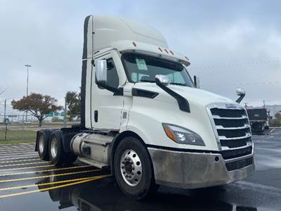 Freightliner Cascadia 116 Day Cab Truck - 470HP, 12 Speed Automatic