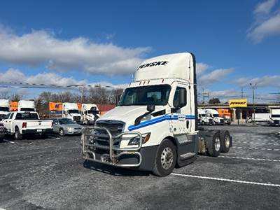 Freightliner Cascadia 116 Day Cab Truck - 450HP, 12 Speed Automatic