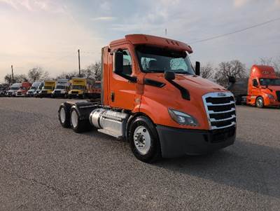 Freightliner Cascadia 116 Day Cab Truck - 450HP, 12 Speed Automatic