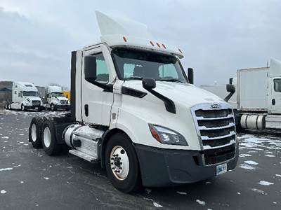 Freightliner Cascadia 116 Day Cab Truck - 450HP, 12 Speed Automatic