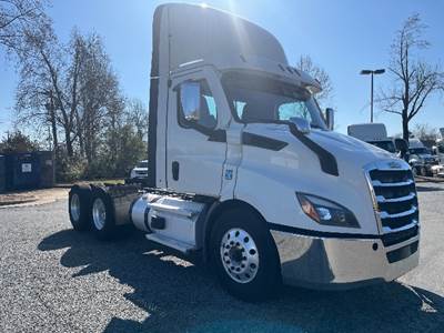 Freightliner Cascadia 116 Day Cab Truck - 470HP, 12 Speed Automatic