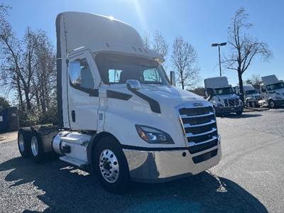 Freightliner Cascadia 116 Day Cab Truck - 470HP, 12 Speed Automatic
