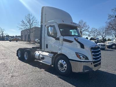 Freightliner Cascadia 116 Day Cab Truck - 470HP, 12 Speed Automatic