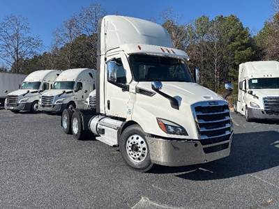 Freightliner Cascadia 116 Day Cab Truck - 470HP, 12 Speed Automatic