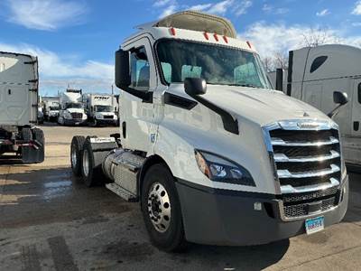 Freightliner Cascadia 116 Day Cab Truck - 450HP, 12 Speed Automatic