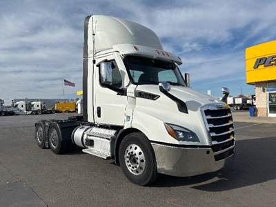 Freightliner Cascadia 116 Day Cab Truck - 470HP, 12 Speed Automatic