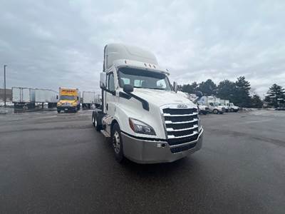 Freightliner Cascadia 116 Day Cab Truck - 470HP, 12 Speed Automatic