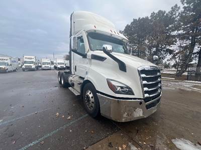 Freightliner Cascadia 116 Day Cab Truck - 470HP, 12 Speed Automatic