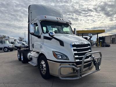 Freightliner Cascadia 116 Day Cab Truck - 470HP, 12 Speed Automatic