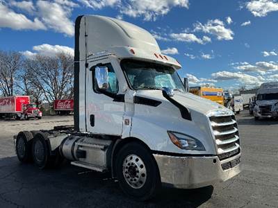 Freightliner Cascadia 116 Day Cab Truck - 470HP, 12 Speed Automatic