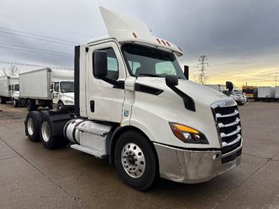 Freightliner Cascadia 116 Day Cab Truck - 435HP, 12 Speed Automatic