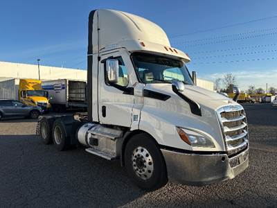 Freightliner Cascadia 116 Day Cab Truck - 470HP, 12 Speed Automatic