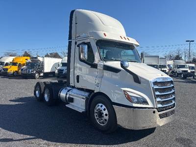 Freightliner Cascadia 116 Day Cab Truck - 470HP, 12 Speed Automatic