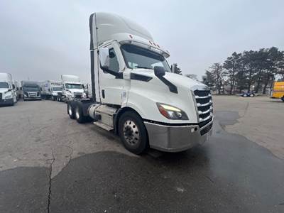 Freightliner Cascadia 116 Day Cab Truck - 470HP, 12 Speed Automatic