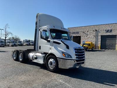 Freightliner Cascadia 116 Day Cab Truck - 470HP, 12 Speed Automatic