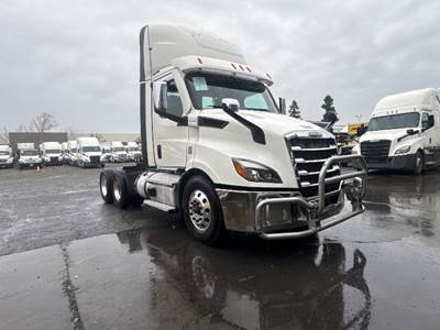 Freightliner Cascadia 116 Day Cab Truck - 470HP, 12 Speed Automatic