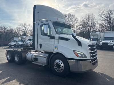 Freightliner Cascadia 116 Day Cab Truck - 470HP, 12 Speed Automatic
