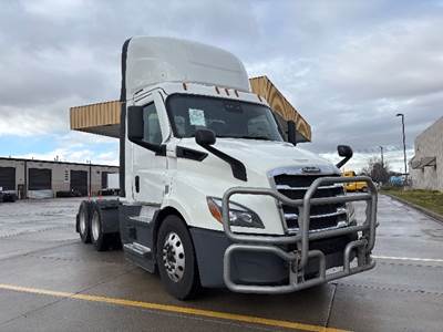 Freightliner Cascadia 116 Day Cab Truck - 470HP, 12 Speed Automatic