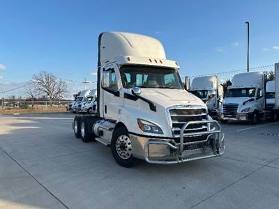 Freightliner Cascadia 116 Day Cab Truck - 470HP, 12 Speed Automatic
