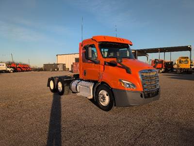 Freightliner Cascadia 116 Day Cab Truck - 450HP, 12 Speed Automatic