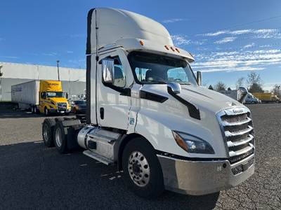 Freightliner Cascadia 116 Day Cab Truck - 470HP, 12 Speed Automatic