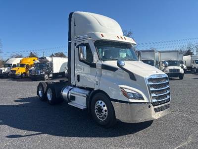 Freightliner Cascadia 116 Day Cab Truck - 470HP, 12 Speed Automatic