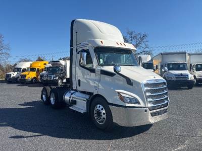 Freightliner Cascadia 116 Day Cab Truck - 470HP, 12 Speed Automatic