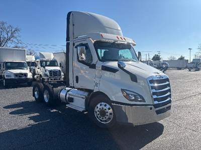 Freightliner Cascadia 116 Day Cab Truck - 470HP, 12 Speed Automatic