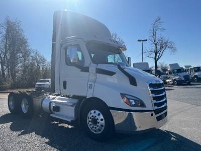 Freightliner Cascadia 116 Day Cab Truck - 470HP, 12 Speed Automatic