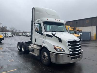 Freightliner Cascadia 116 Day Cab Truck - 470HP, 12 Speed Automatic