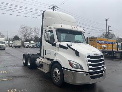 Freightliner Cascadia 116 Day Cab Truck - 470HP, 12 Speed Automatic