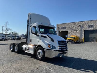 Freightliner Cascadia 116 Day Cab Truck - 470HP, 12 Speed Automatic