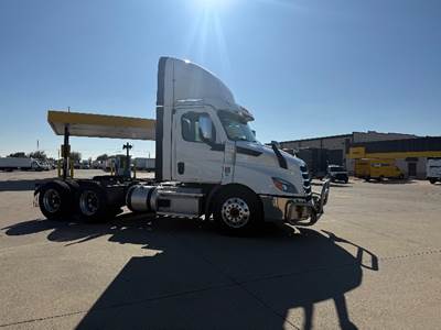 Freightliner Cascadia 116 Day Cab Truck - 470HP, 12 Speed Automatic