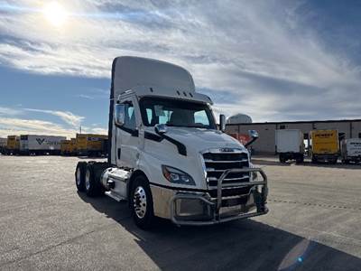 Freightliner Cascadia 116 Day Cab Truck - 470HP, 12 Speed Automatic