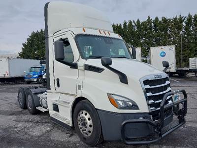 Freightliner Cascadia 116 Day Cab Truck - 450HP, 12 Speed Automatic