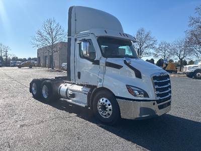 Freightliner Cascadia 116 Day Cab Truck - 470HP, 12 Speed Automatic