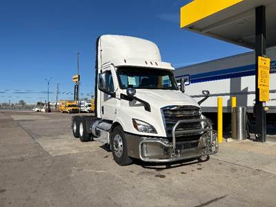 Freightliner Cascadia 116 Day Cab Truck - 470HP, 12 Speed Automatic