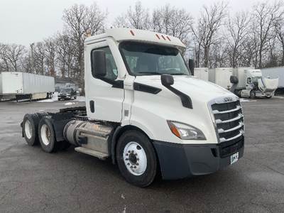 Freightliner Cascadia 116 Day Cab Truck - 450HP, 12 Speed Automatic
