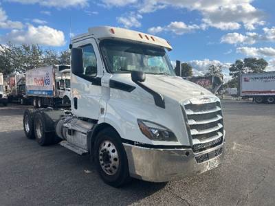 Freightliner Cascadia 116 Day Cab Truck - 435HP, 12 Speed Automatic