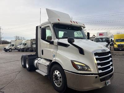 Freightliner Cascadia 116 Day Cab Truck - 435HP, 12 Speed Automatic
