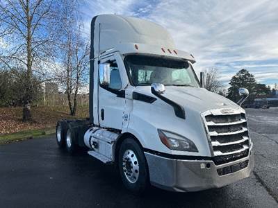 Freightliner Cascadia 116 Day Cab Truck - 470HP, 12 Speed Automatic