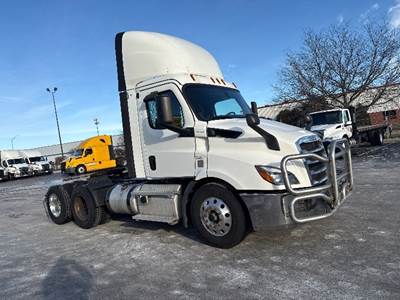 Freightliner Cascadia 116 Day Cab Truck - 435HP, 12 Speed Automatic