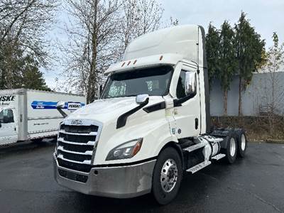Freightliner Cascadia 116 Day Cab Truck - 470HP, 12 Speed Automatic