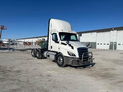 Freightliner Cascadia 116 Day Cab Truck - 470HP, 12 Speed Automatic