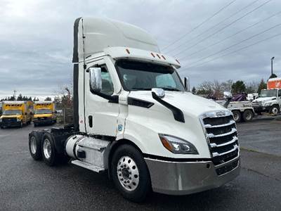 Freightliner Cascadia 116 Day Cab Truck - 470HP, 12 Speed Automatic