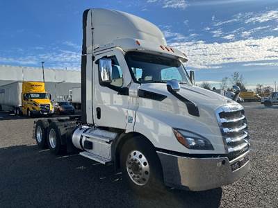 Freightliner Cascadia 116 Day Cab Truck - 470HP, 12 Speed Automatic