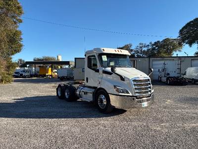 Freightliner Cascadia 116 Day Cab Truck - 435HP, 12 Speed Automatic
