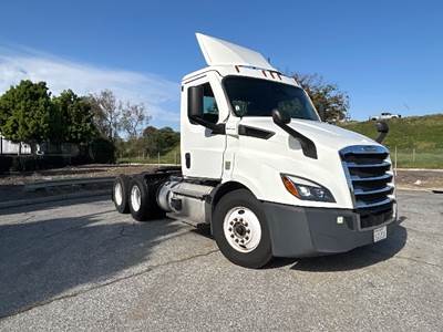 Freightliner Cascadia 116 Day Cab Truck - 435HP, 12 Speed Automatic