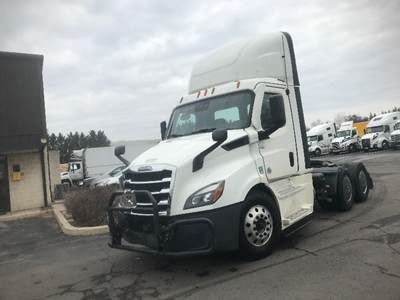 Freightliner Cascadia 116 Day Cab Truck - 450HP, 12 Speed Automatic